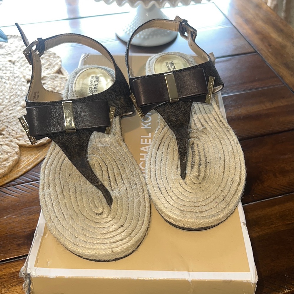 Mk sandals like new conditions used twice
